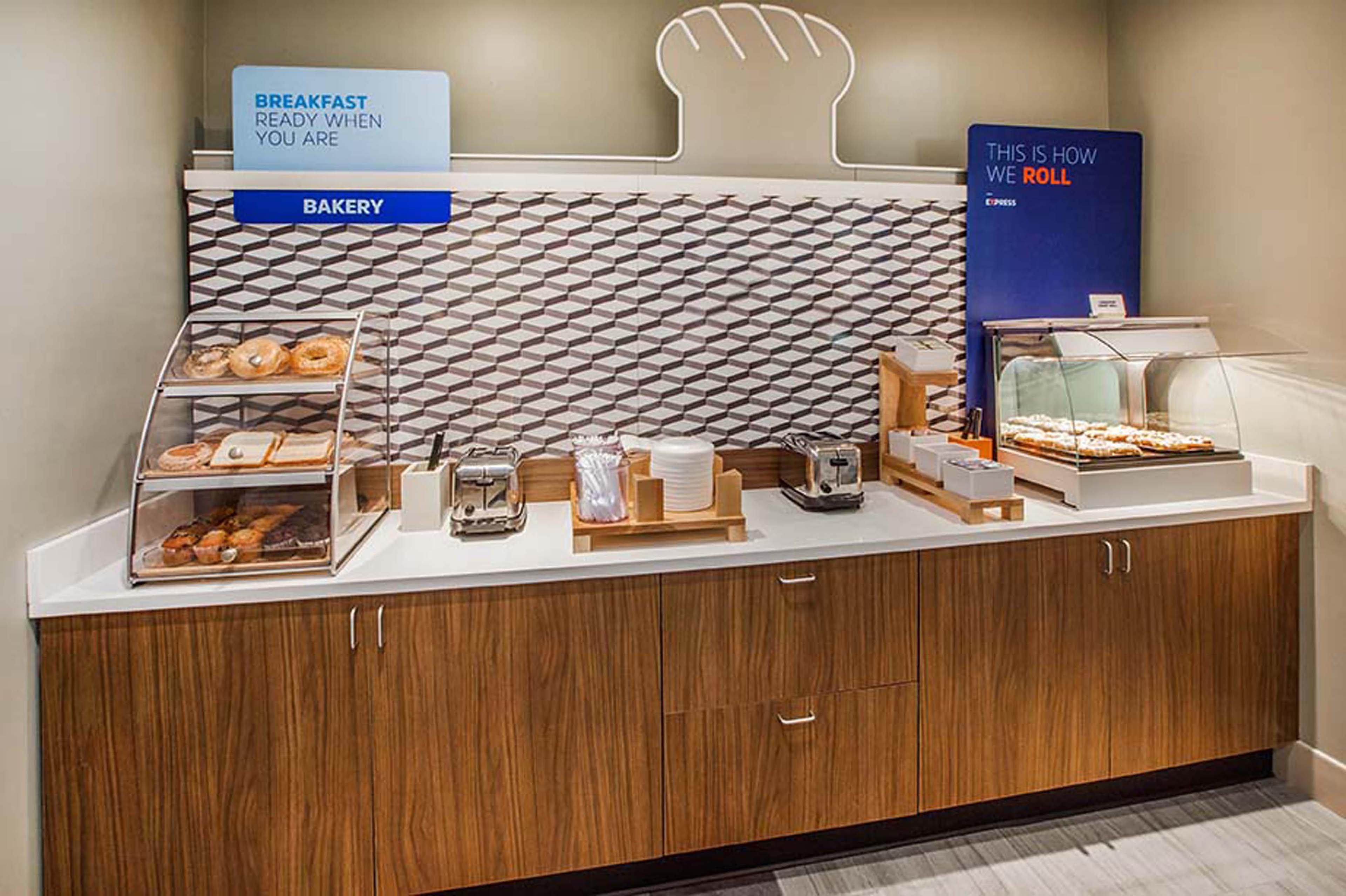 Holiday Inn Express Hanover By Ihg Екстериор снимка